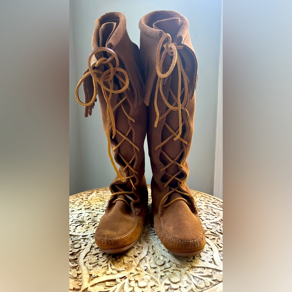 Minnetonka women’s fringe suede knee-high lace up boots size 8